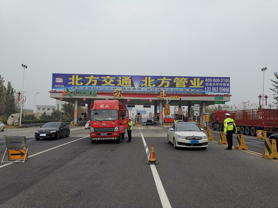 坚决预防和减少道路交通事故的发生,11月15日,聊城高速交警支队冠县