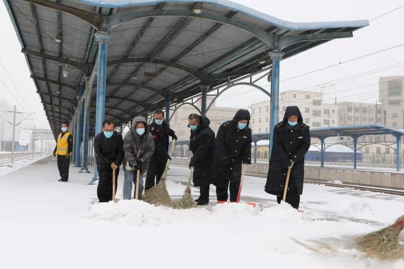 中国铁路沈阳局集团有限公司赤峰车务段在接到上级恶劣天气预警信息后