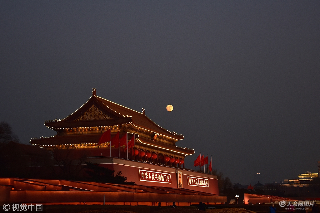 2018年1月1日,北京,元旦超级月亮再现天宇.