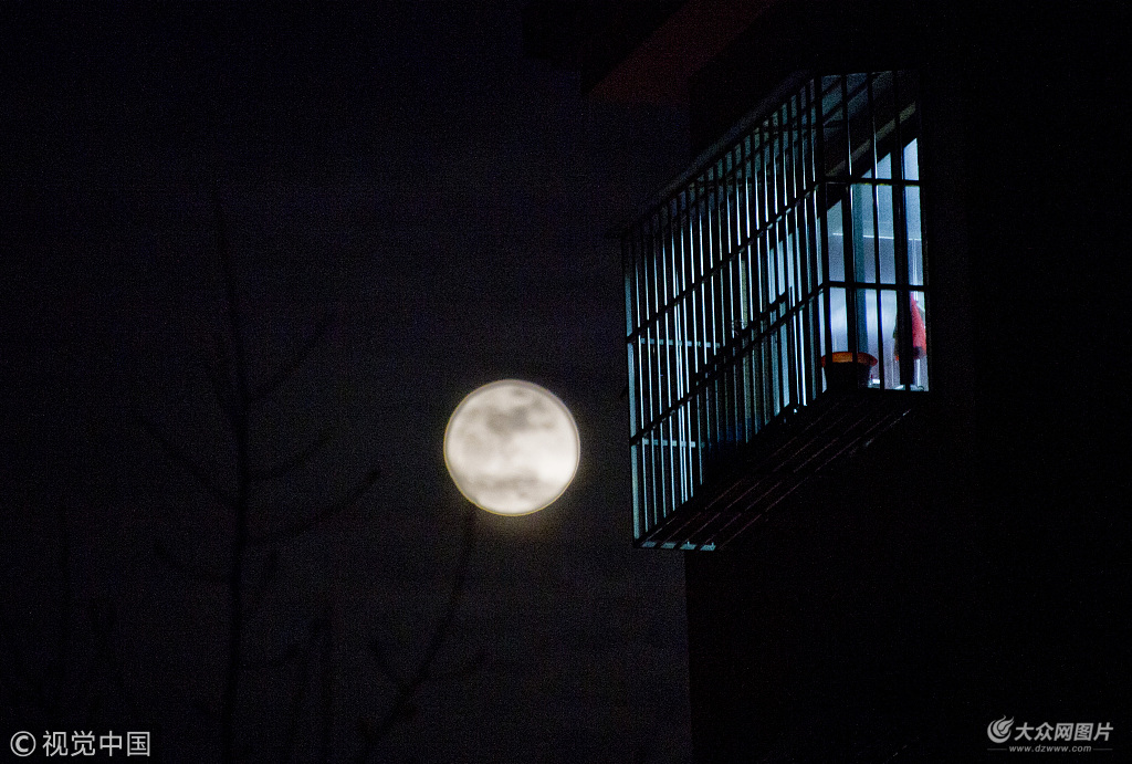 2018年1月1日,江苏省镇江市一户居民的窗外,一轮"超级月亮"现身苍穹.