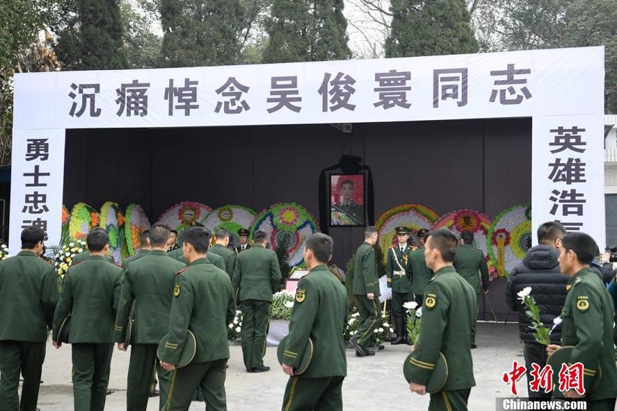 民众向消防英雄敬献菊花.妻子周芳芳痛别丈夫吴俊寰.