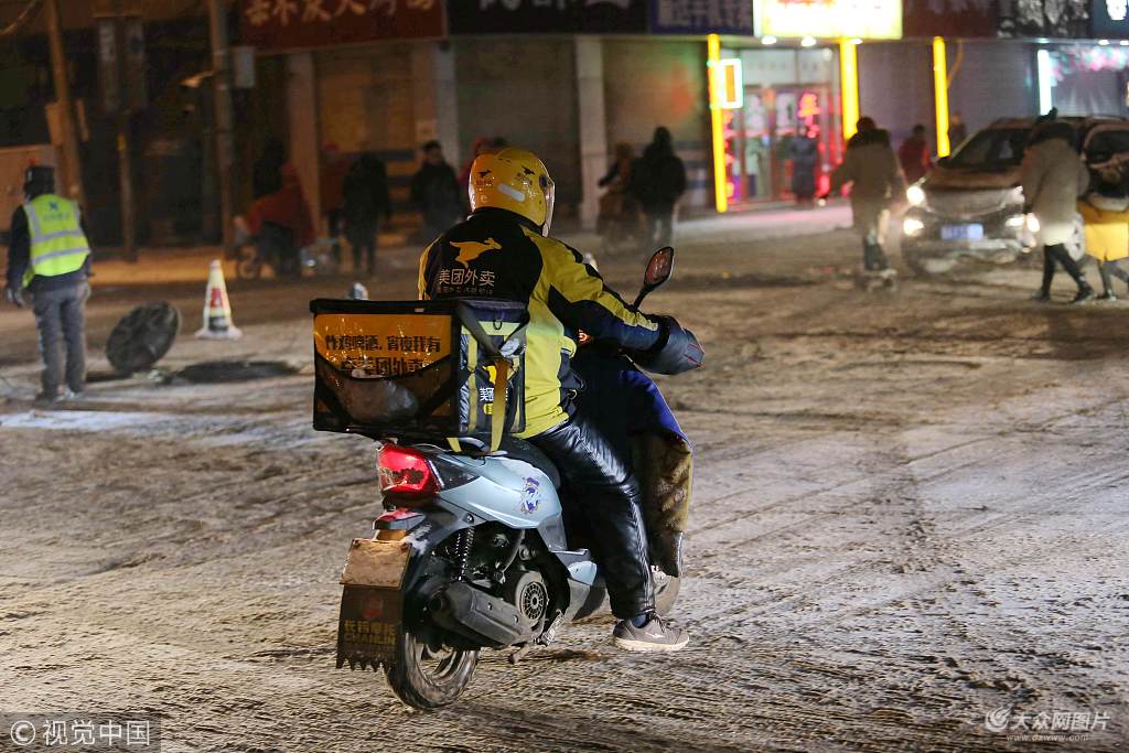 小心路滑 外卖小哥雪中送餐