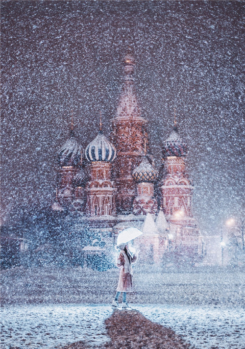 大雪纷飞宁静与魔幻的冬日雪景