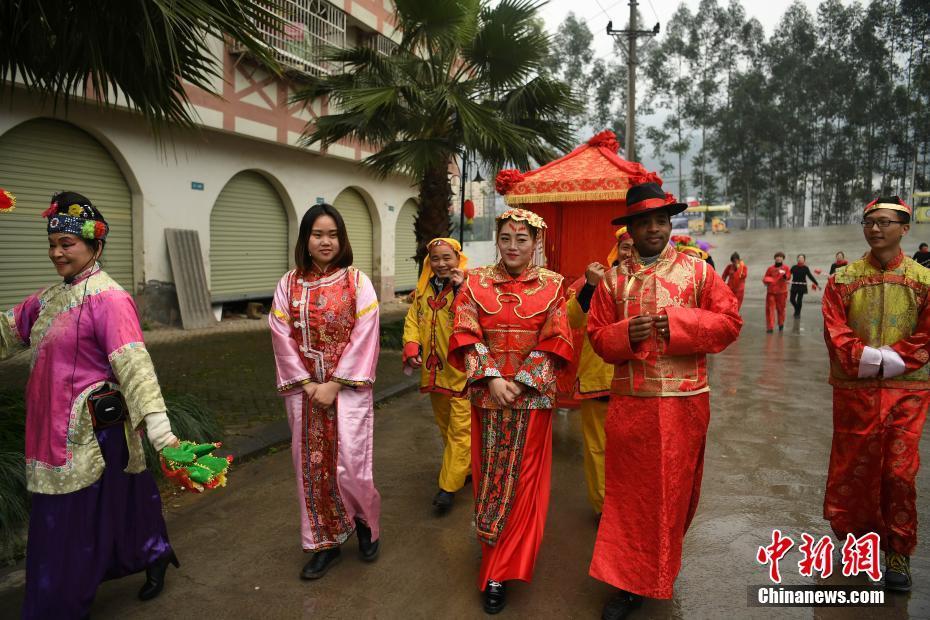 埃塞俄比亚小伙与中国女孩上演了一场"中式婚礼".陈超 摄