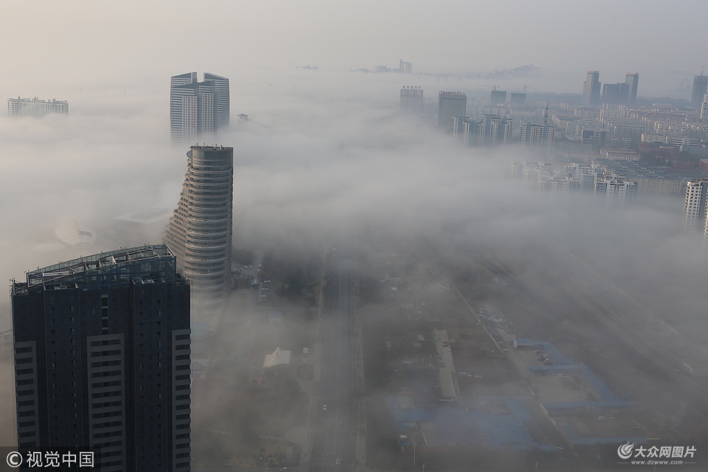 日照现平流雾景观 城市宛若"仙境"