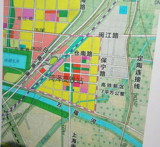 菏泽市高铁新区规划图中显示,菏泽高铁站位于定陶区陈集镇,是京九高铁