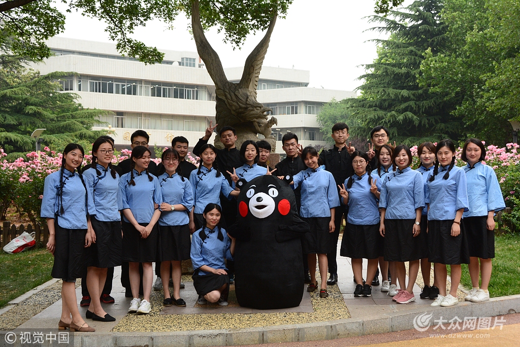 2018年5月11日,济南,山东财经大学开始拍摄毕业照,学士服,民国服装