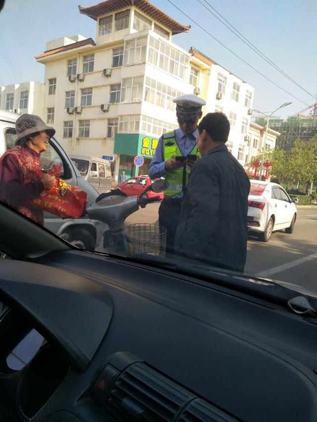 近日,青岛西海岸新区的黄女士随手拍了两张交警处理交通事故时的照片