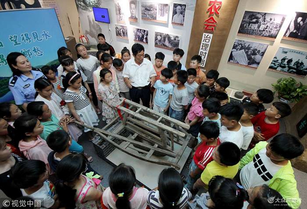 永安派出所社区民警洪晓莉在聂庄村"四点半学校"给孩子们上法制教育课