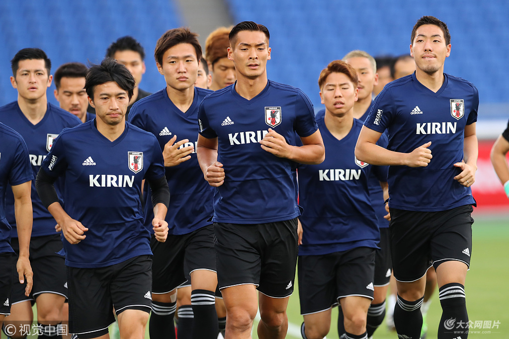 日本男足训练备战麒麟杯 本田圭佑领衔