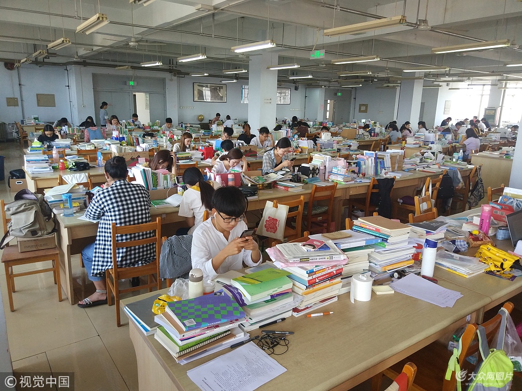 2018年5月31日,山东滨州,随着多项考试日益临近,在滨州学院的图书馆