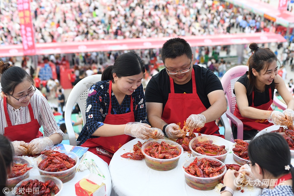 2018年6月13日,江苏淮安盱眙万人龙虾宴主会场在都梁公园龙虾广场火爆