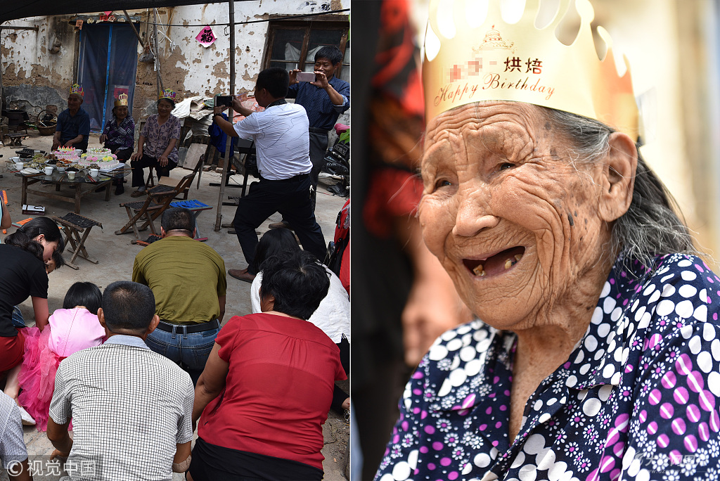 日照105岁老人生日30多位子孙磕头祝寿