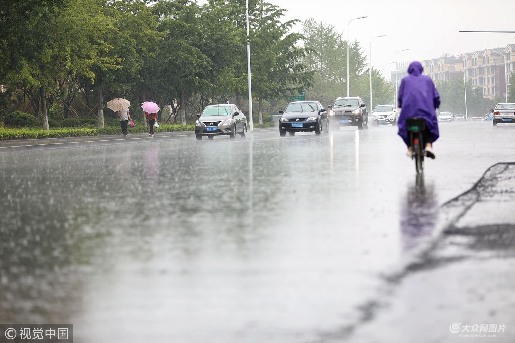 威海遭遇暴雨天气市民冒雨出行