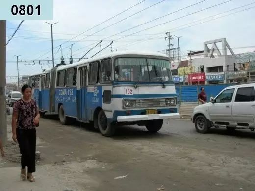 日运量近5万人次,日运营班次550个,配车数量60部,这些都是济南公交