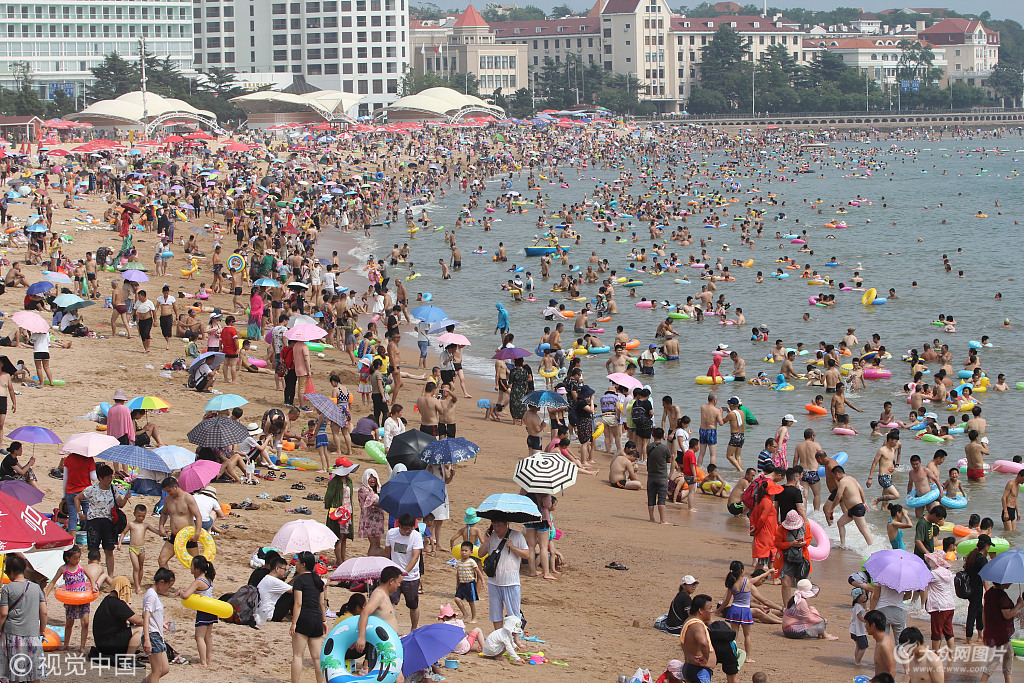 青岛海水浴场"下饺子" 数万游人戏水消暑