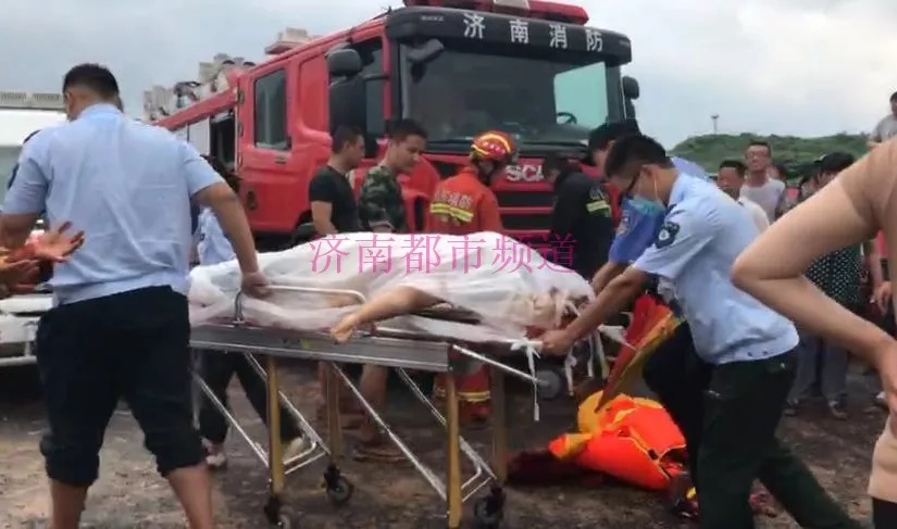 痛心济南一女子狂风暴雨中掉入泄洪沟不幸身亡