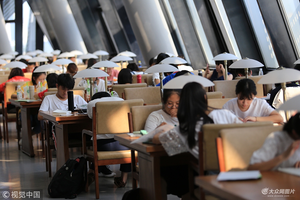 济南图书馆内学生扎堆学习为新学期做准备