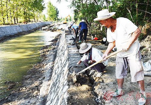 莱山区水利局组织施工人员整治河道工程全长24公里