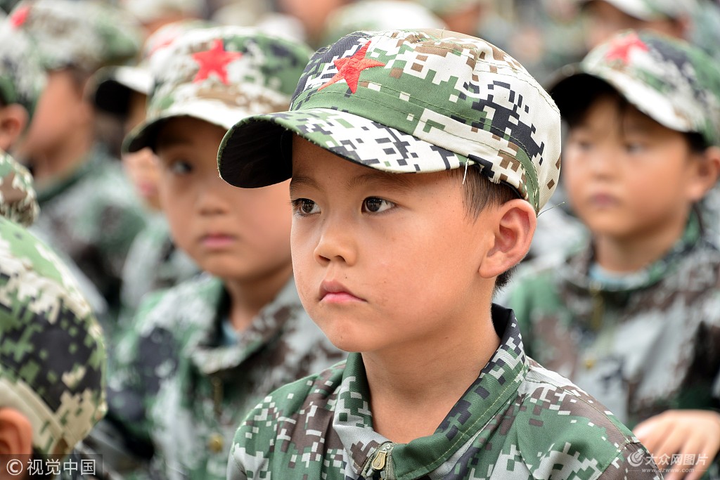 在山东省聊城市茌平县贾寨镇卢吴小学,小学生们在进行军训汇演