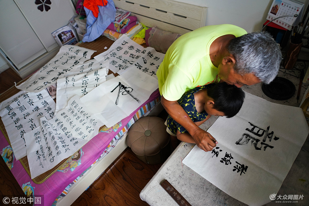 2018年8月23日,青岛,后继有人,陈永利8岁的小孙子跟着爷爷学书法开始