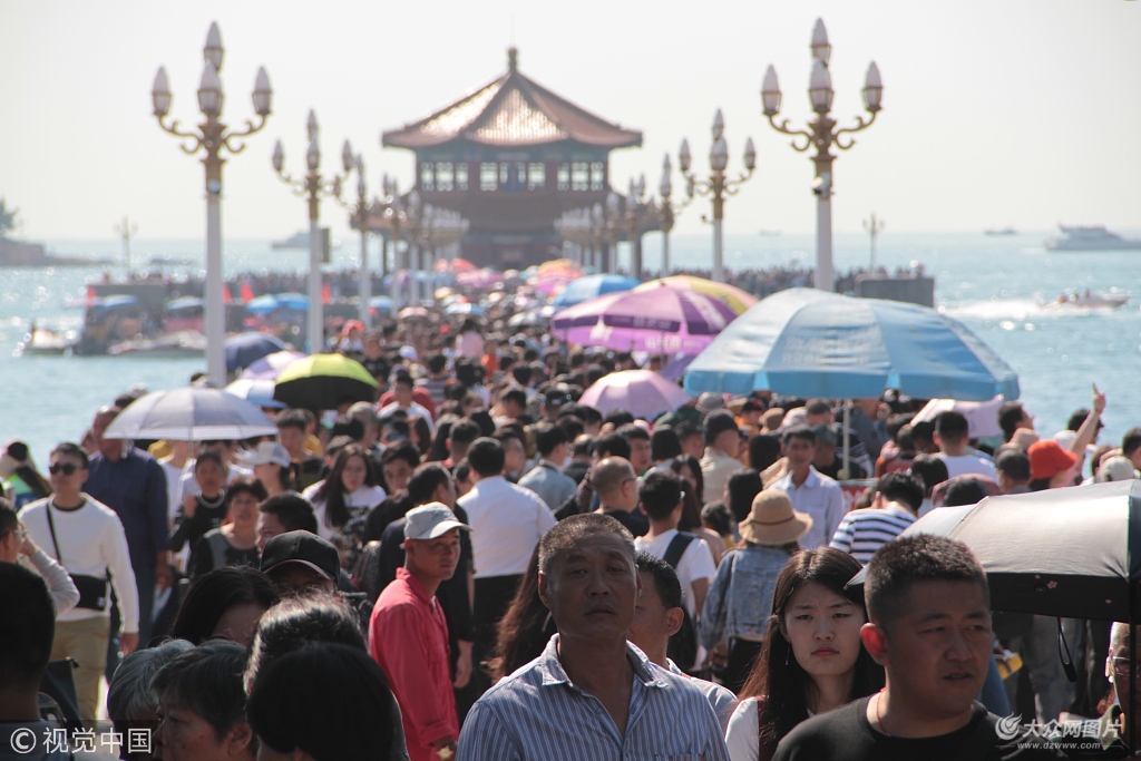 山东24小时讯 2018年10月2日,国庆假期,青岛栈桥景区迎来了旅游旺季