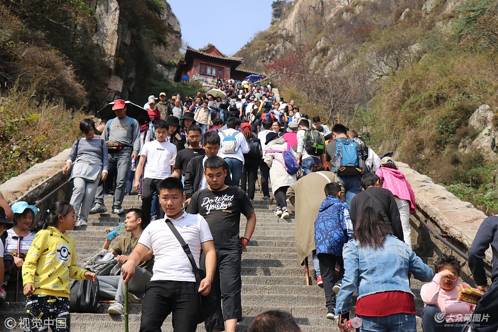 2018年10月6日,山东泰安.国庆假期第六天,泰山天气晴朗,是观赏