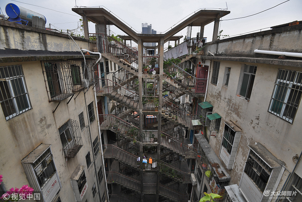 南宁现奇葩鸳鸯楼建筑共用一个楼梯通行