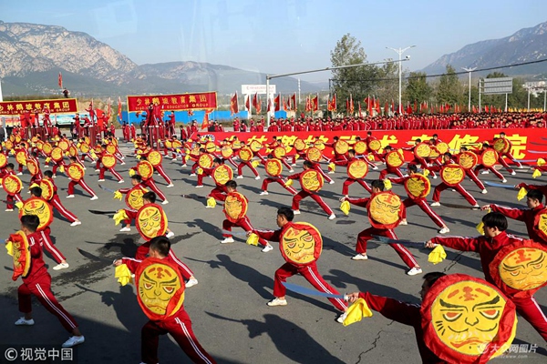 河南登封86万人武术展演迎少林武术节