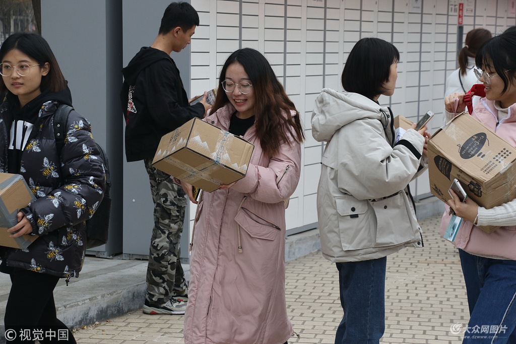 滨州大学生排长龙取快递无一人插队