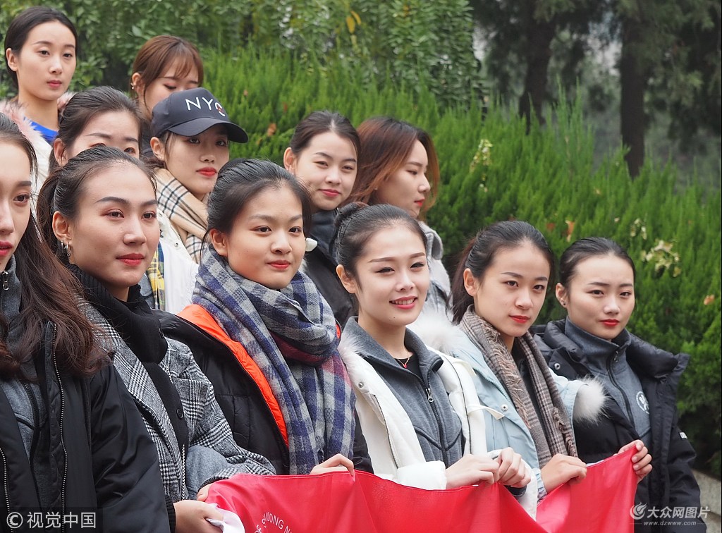 2018年12月1日,山东师大37名舞蹈系优秀女生在老师带领下启程奔赴