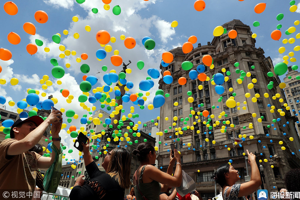 巴西圣保罗举行年终庆典放飞彩色气球唯美浪漫