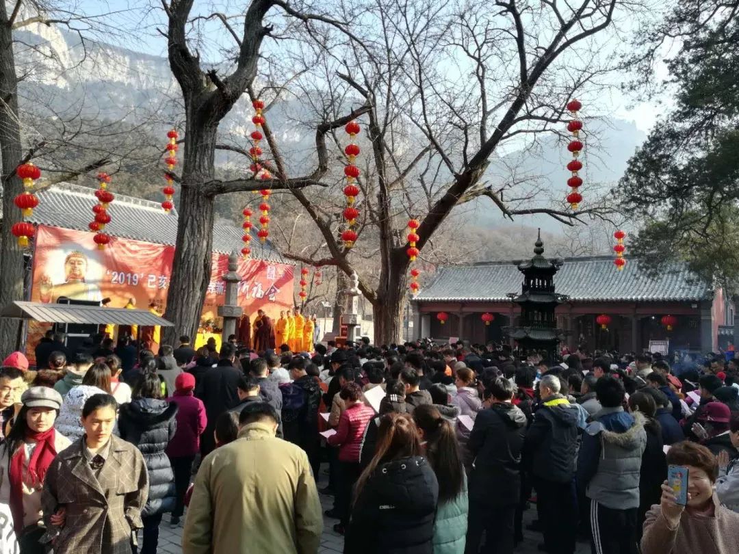 大年初一灵岩寺还举办了新春祈福法会,击新年第一鼓,撞新年第一钟.