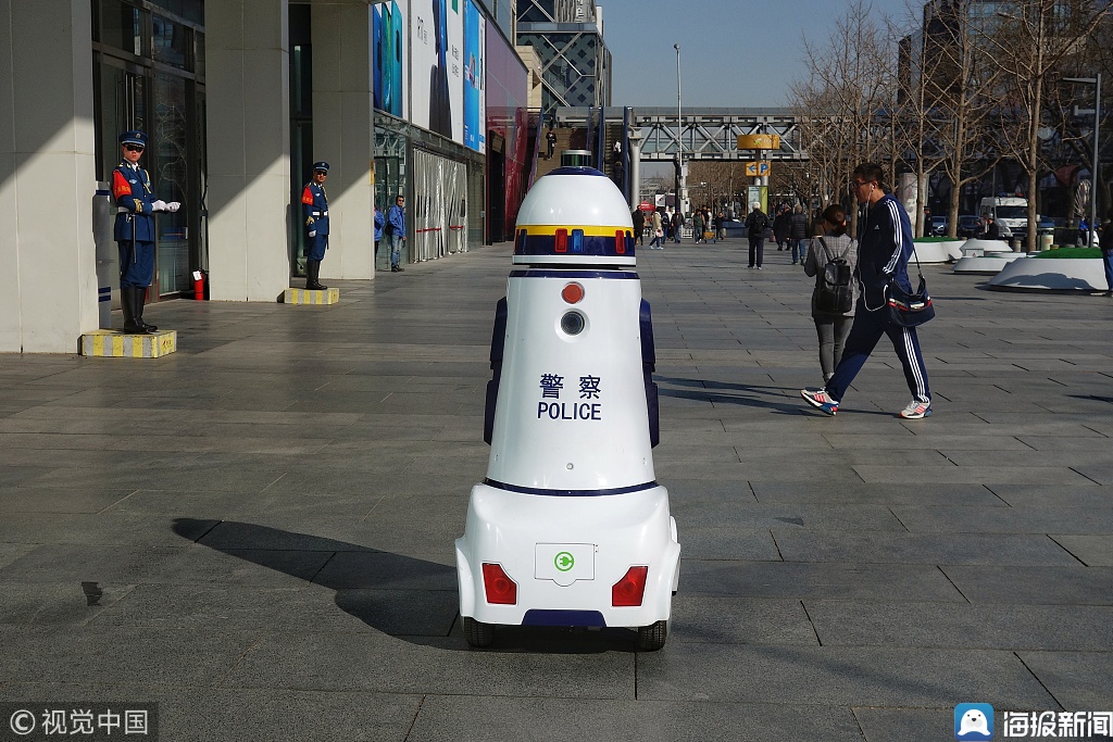 北京西单"机器人警察"街头执勤 科技感十足