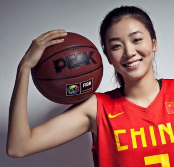 好的容颜称其为"中国女篮第一美女"