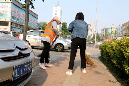 环卫母女情:帮母亲扫路 爱是理解的别名