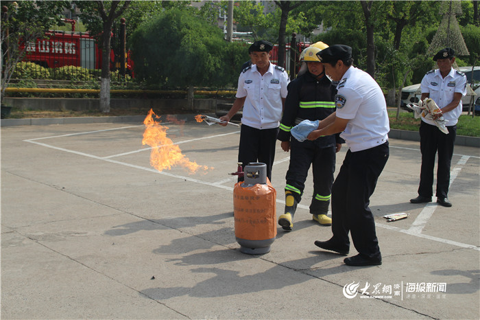 济南市钢城区史秀卫副区长,莱钢集团金鼎实业有限公司总经理曾祥柱,区