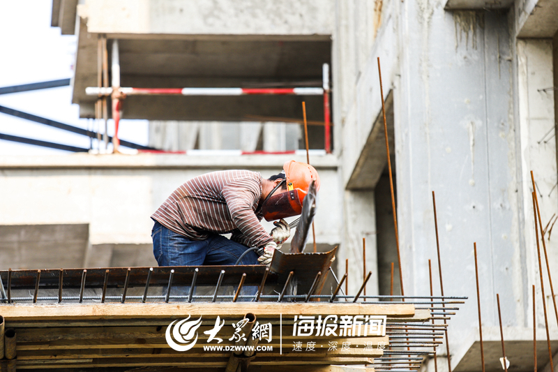 组图实拍高温下的日照建筑工人