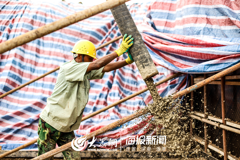 组图实拍高温下的日照建筑工人