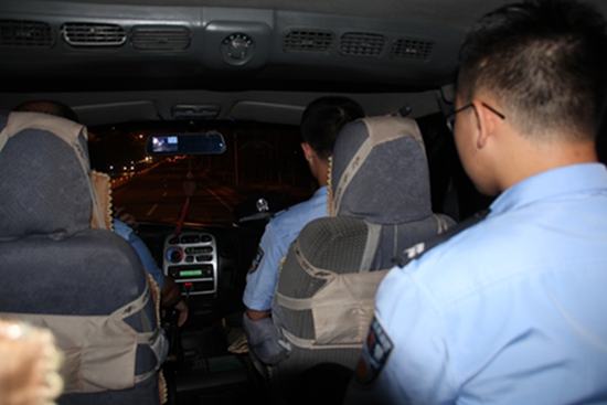 晚上9点多,山海天边防派出所民警在出警的车上.
