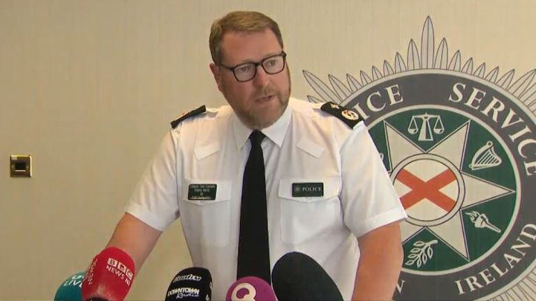 北爱尔兰警方遭遇炸弹袭击有人故意诱杀拆弹警察