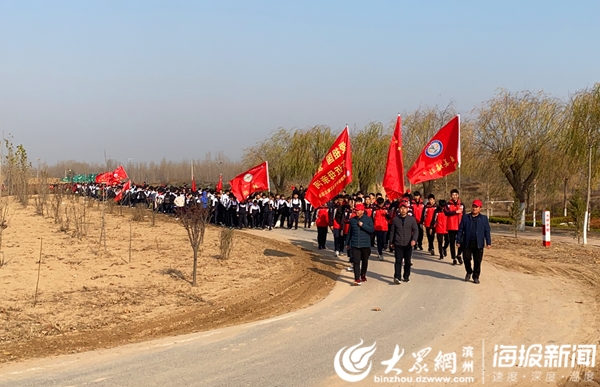 姜楼中学组织全体师生开展远足拉练活动