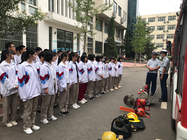 济南二中开展安全教育月 学生亲身体验"消防"魅力