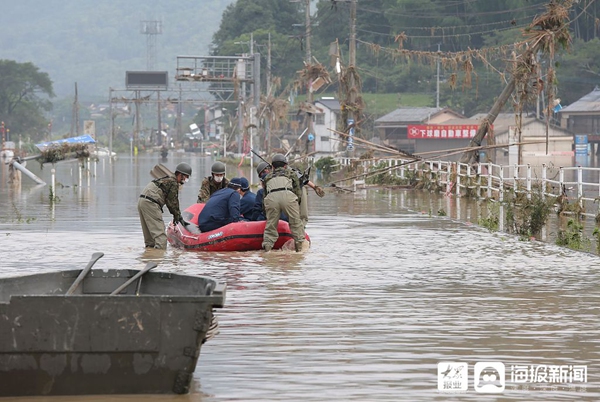 日本熊本县发生罕见暴雨天气,造成河川泛滥和地质灾害.