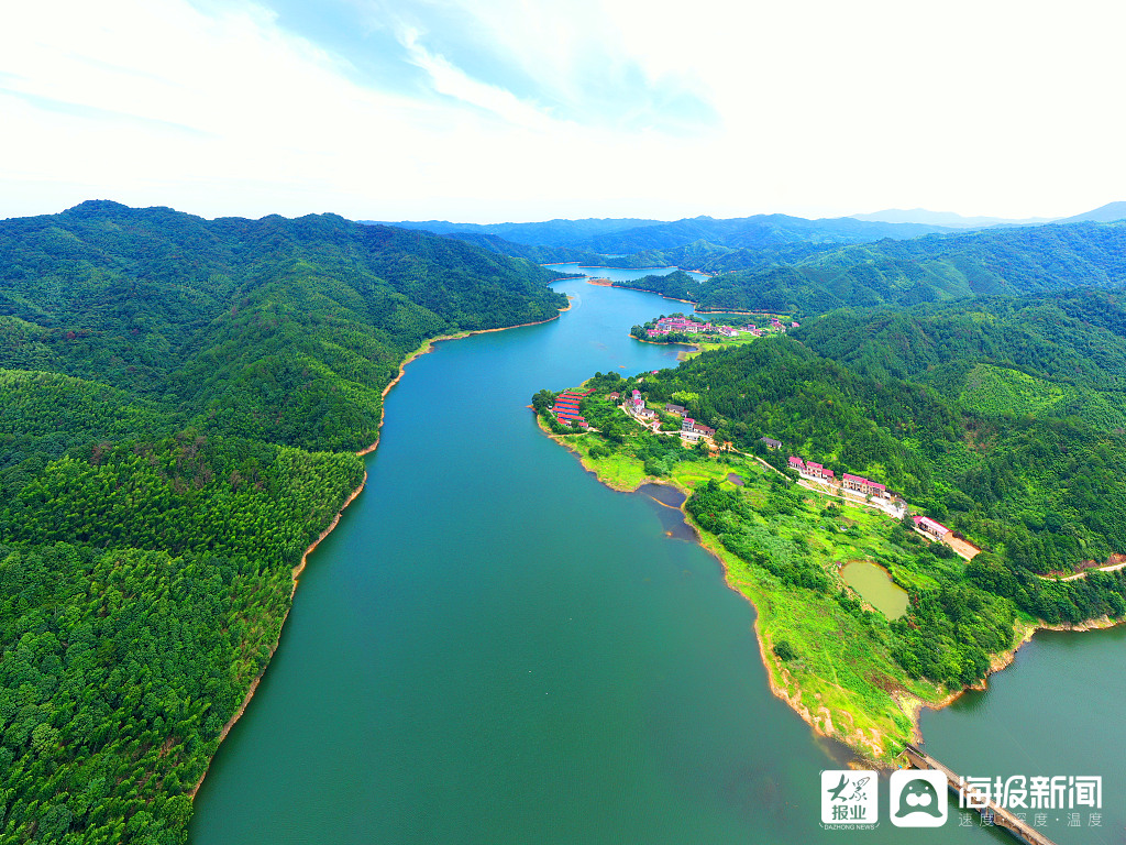 绿水青山与山民农房相映成趣,构成一幅夏日生态风景画