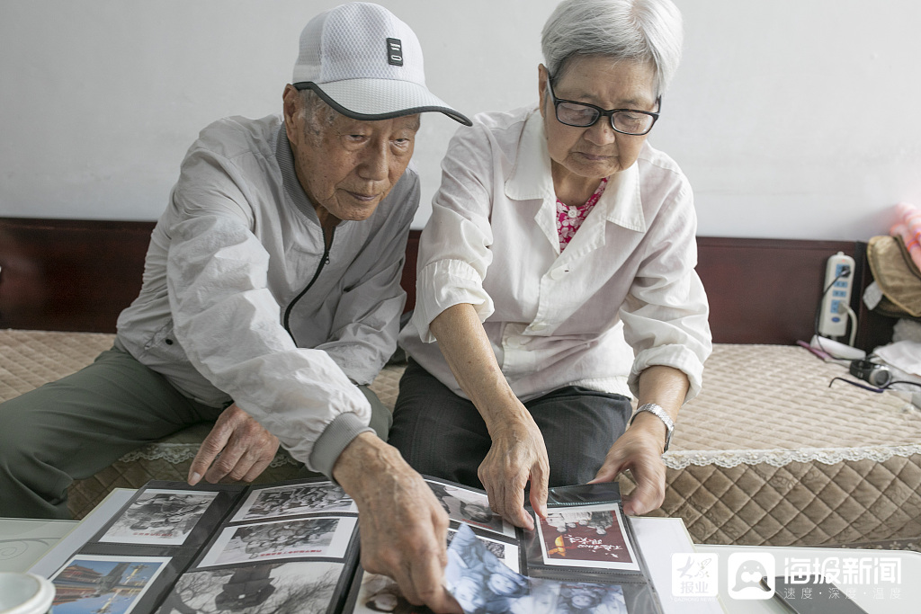 河南漯河,樊培源和钟敏芳夫妇的相册,记录了他们这一辈子的光辉历程.