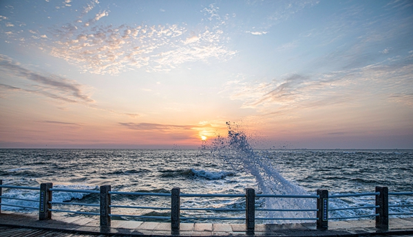 日照海边朝霞璀璨美如画