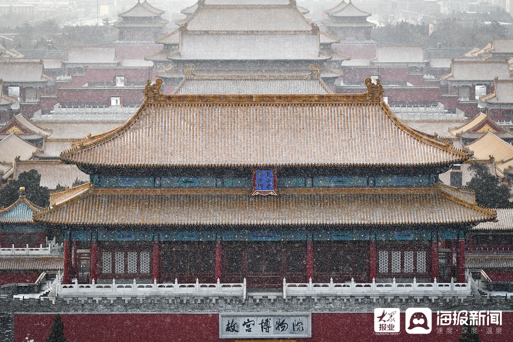 北京迎来2021首场降雪 实拍故宫雪景