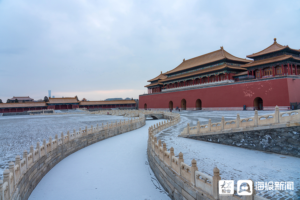 北京迎来2021首场降雪 实拍故宫雪景