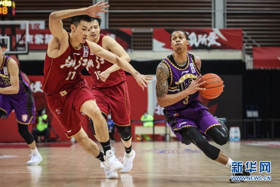 当日,在浙江诸暨进行的2020-2021赛季中国男子篮球职业联赛(cba)第